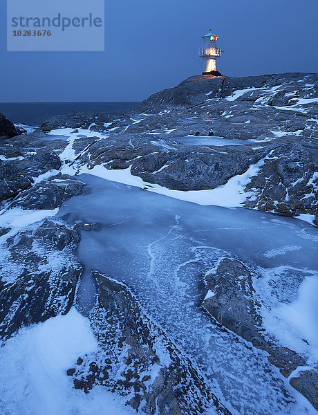 Leuchtturm an felsiger Küste