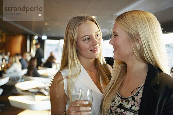 Junge Frauen trinken im Restaurant