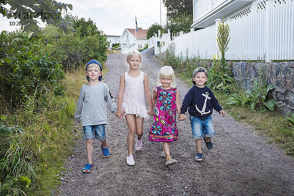 Gemeinsam gehende Kinder