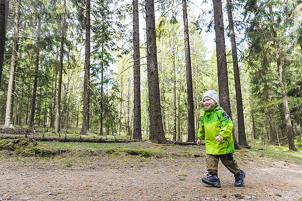 Junge geht im Wald spazieren