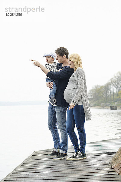 Familie mit Sohn auf dem Bootssteg