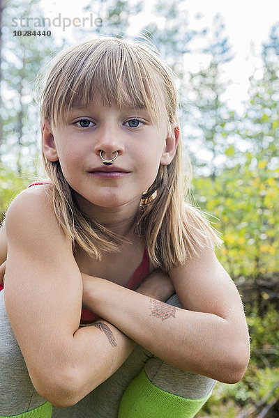 Porträt eines Mädchens mit gepiercter Nase