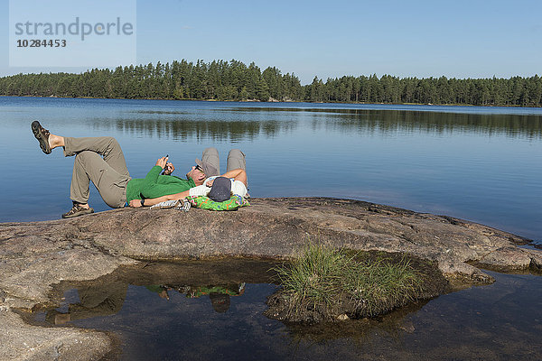 Männer entspannen am See