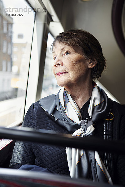 Ältere Frau im Bus