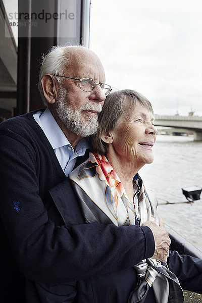 Älteres Paar mit Blick auf den Fluss