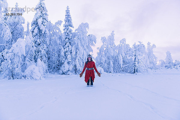 Frau in Winterlandschaft