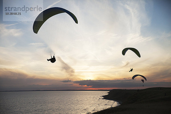 Gleitschirmflieger bei Sonnenuntergang