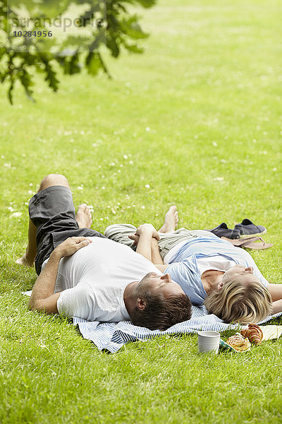 Ehepaar entspannt im Park