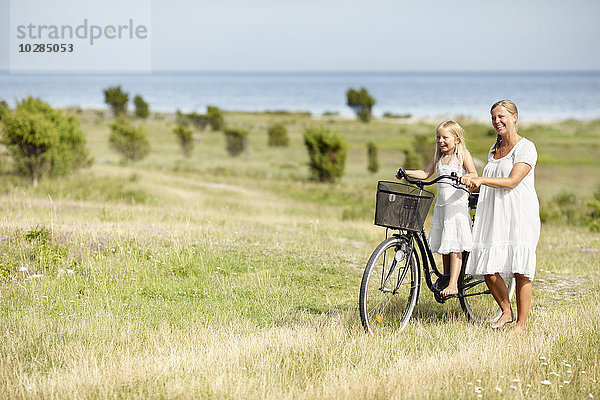 Mutter mit Tochter auf dem Fahrrad