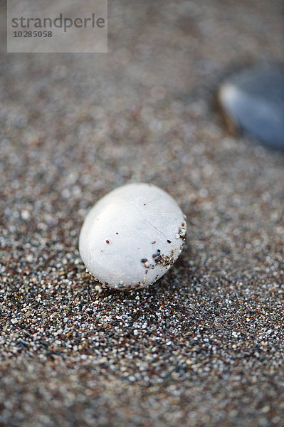 Weißer Stein auf Sand  Nahaufnahme