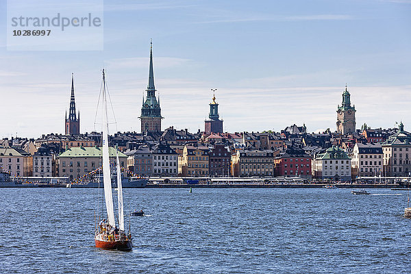 Touristen im Segelboot mit Kirchen im Hintergrund  Gamla Stan  Stockholm  Schweden