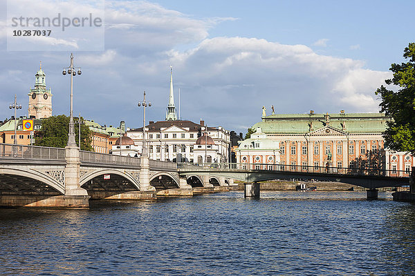 Eisenbahnbrücke mit Kirche im Hintergrund  Storkyrkan  Gamla Stan  Stockholm  Schweden