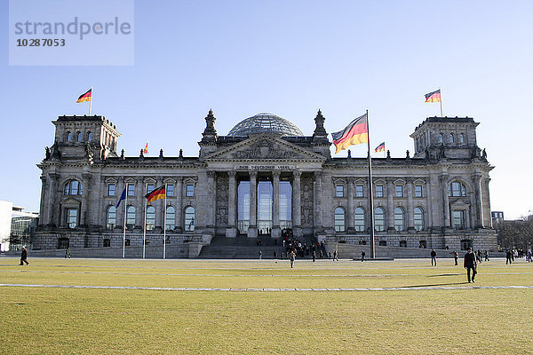 Touristen vor einem Regierungsgebäude  dem Reichstag  Berlin  Deutschland