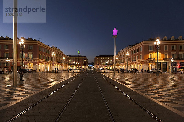 Eisenbahnschienen auf einer nächtlichen Stadtstraße  Place Massena  Nizza  Frankreich