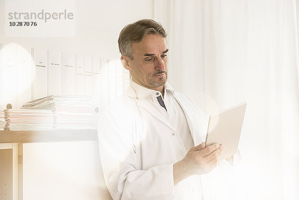 Männlicher Arzt mit digitalem Tablet in einer Klinik  München  Bayern  Deutschland