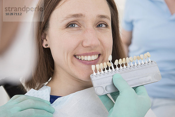 Zahnarzt und Patient bei der Auswahl der Zahnfarbe  München  Bayern  Deutschland