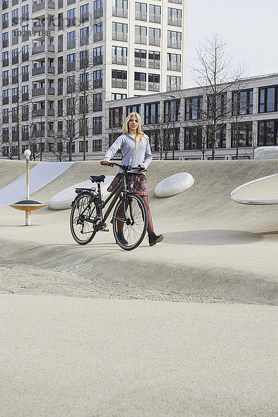 Teenager-Mädchen mit Fahrrad auf einem Spielplatz  München  Bayern  Deutschland