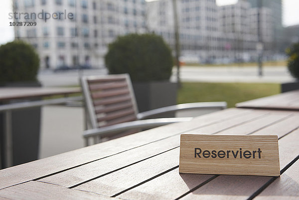 Reserviert-Schild auf dem Tisch in einem Straßencafé  München  Bayern  Deutschland