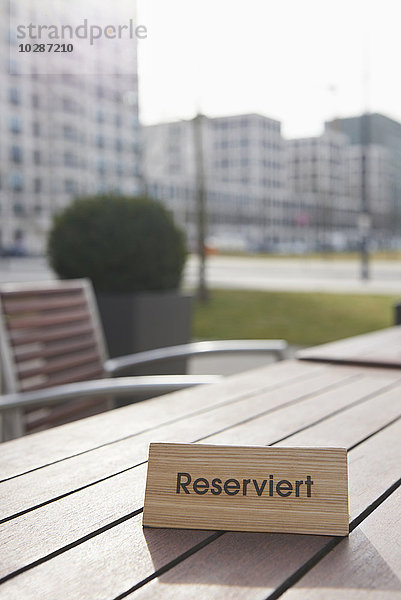 Reserviert-Schild auf dem Tisch in einem Straßencafé  München  Bayern  Deutschland