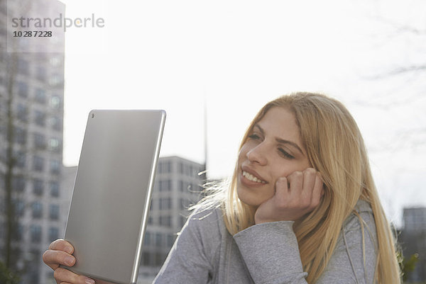 Teenager-Mädchen  das ein digitales Tablet benutzt und lächelt  München  Bayern  Deutschland