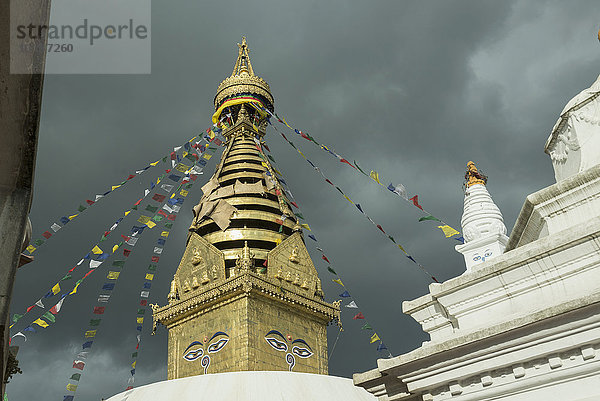 Niedriger Blickwinkel auf den Swayambhunath-Tempel  Kathmandu  Nepal
