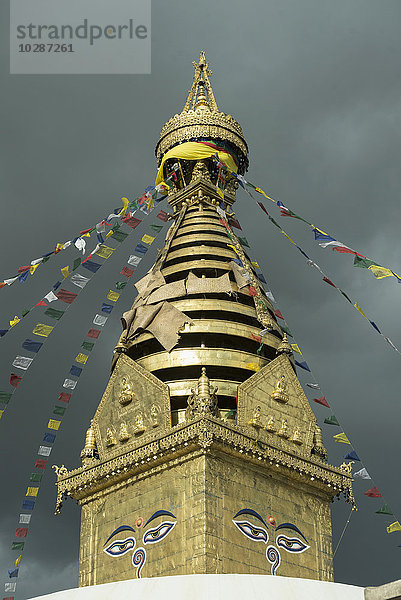 Niedriger Blickwinkel auf den Swayambhunath-Tempel  Kathmandu  Nepal