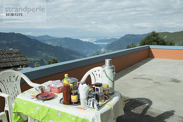 Frühstückstisch auf dem Dach einer Lodge  Nepal
