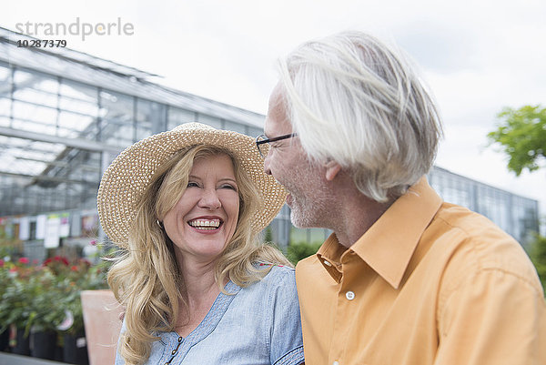 Nahaufnahme eines lächelnden reifen Paares in einer Gärtnerei  Augsburg  Bayern  Deutschland