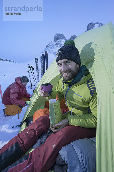 Mann beim Abendessen im Biwaklager  Tirol  Österreich