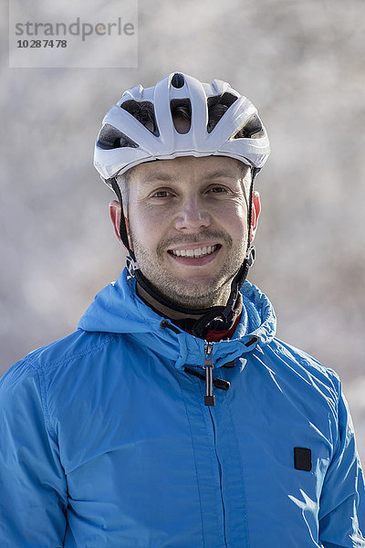 Porträt eines lächelnden Mountainbikers  Bayern  Deutschland