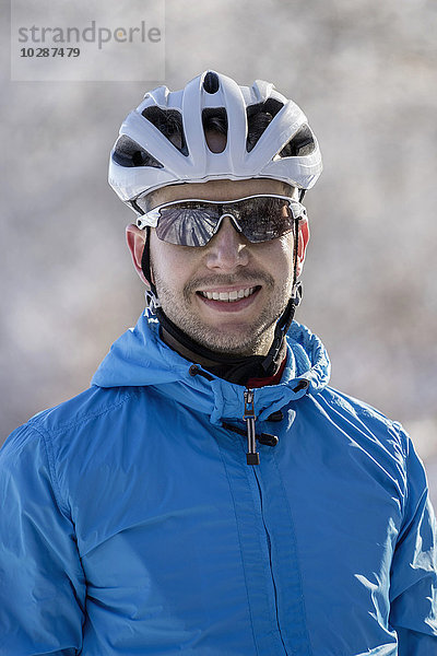 Porträt eines lächelnden Mountainbikers  Bayern  Deutschland