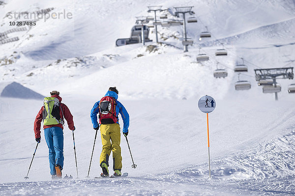 Touristen beim Skifahren auf der Skipiste  Zell am See  Österreich