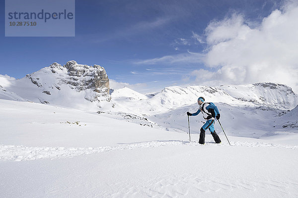 Skitourengeher beim Klettern auf einem verschneiten Berg  Tirol  Österreich
