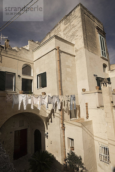 Wäschetrocknung im Sonnenlicht mit Haus  Apulien  Italien