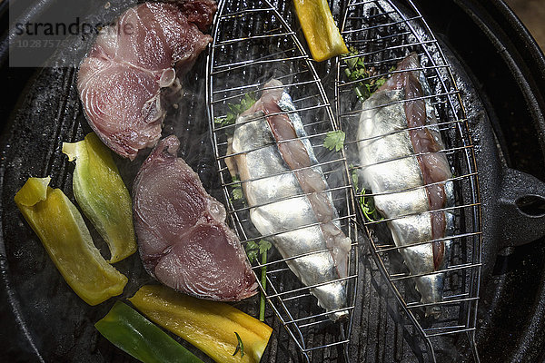 Nahaufnahme von Thunfisch mit Paprika und Makrele auf dem Grill  Apulien  Italien