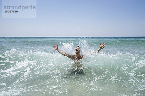 Älterer Mann schwimmt im Meer  Apulien  Italien