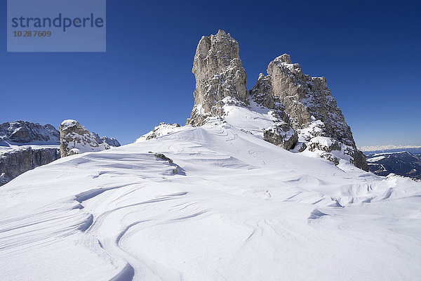 Panoramablick auf eine Skipiste auf einem Berg  Gröden  Trentino-Südtirol  Italien