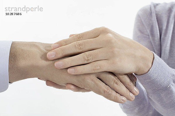 Nahaufnahme einer Frau  die die Hand eines Mannes hält  Bayern  Deutschland