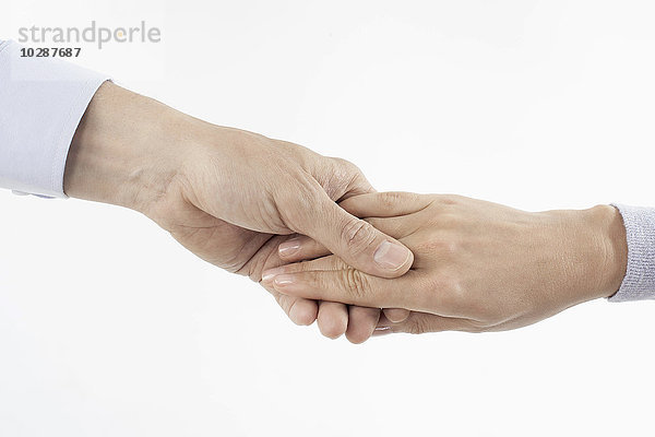 Nahaufnahme eines Mannes  der die Hand einer Frau hält  Bayern  Deutschland