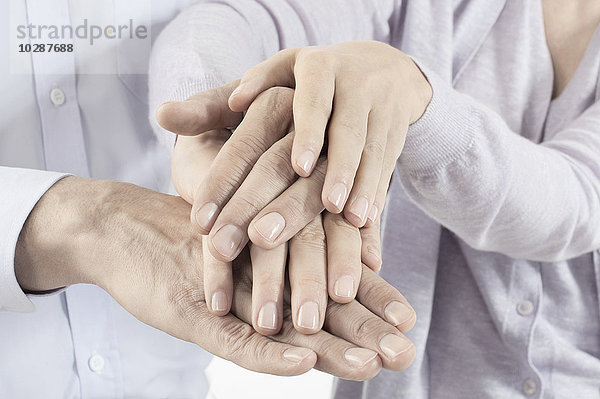 Mittelschnittansicht einer Frau  die die Hand eines Mannes hält  Bayern  Deutschland