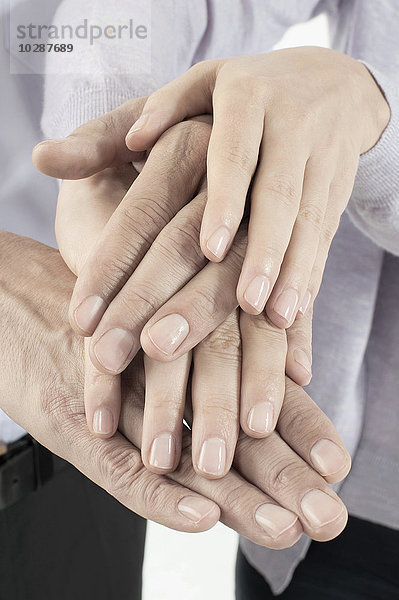 Mittelschnittansicht einer Frau  die die Hand eines Mannes hält  Bayern  Deutschland