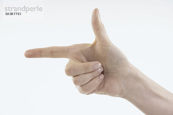 Nahaufnahme einer Frau  die auf eine Hand zeigt  Bayern  Deutschland