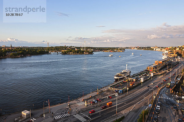 Blick von oben auf die Stadt am Wasser  Stadsgardsleden  Kastellholmen  Stockholm  Schweden