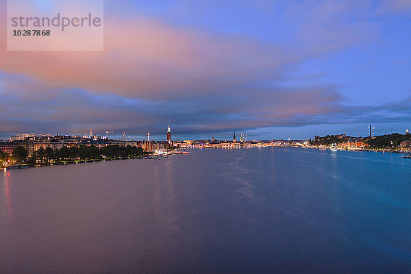 Beleuchtete Stadt in der Abenddämmerung  Riddarfjarden  Stockholm  Schweden