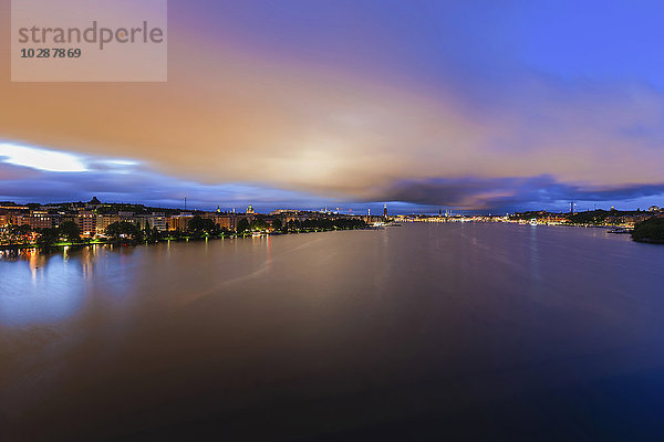 Beleuchtete Stadt in der Abenddämmerung  Riddarfjarden  Stockholm  Schweden