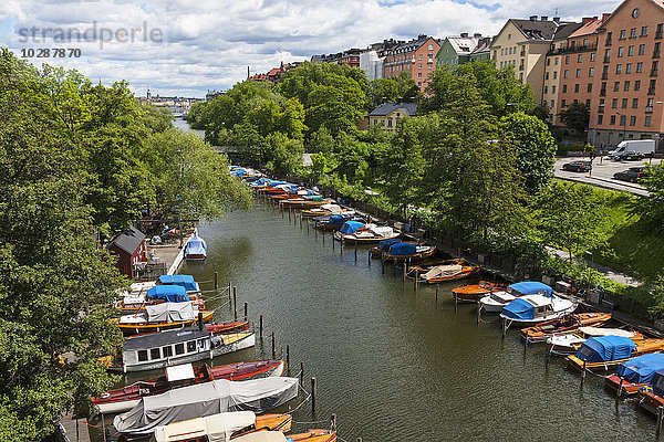 Blick von oben auf Boote  die im Hafen vertäut sind  Palsundet  Sodermalm  Stockholm  Schweden
