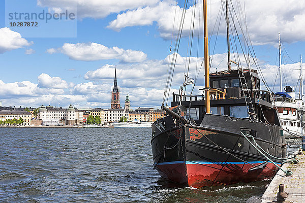 Segelschiff im Hafen mit einer Kirche im Hintergrund  Riddarfjarden  Stockholm  Schweden