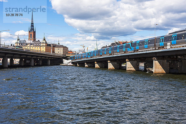 Zug auf Eisenbahnbrücke in der Stadt  Gamla Stan  Stockholm  Schweden