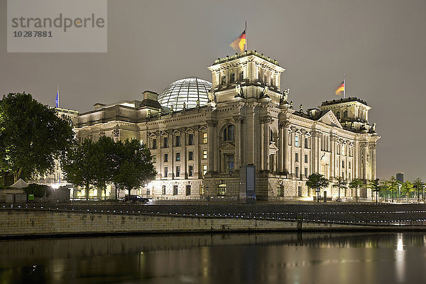 Reichstagsgebäude bei Nacht  Berlin  Deutschland
