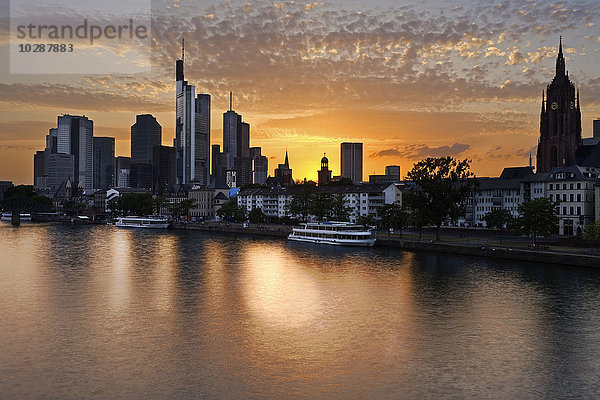 Gebäude am Wasser bei Sonnenuntergang  Frankfurt  Deutschland